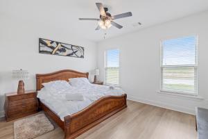 1 dormitorio con 1 cama y ventilador de techo en Sugarcane Dreamscape in Iowa, LA, en Iowa