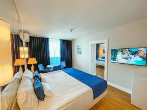 um quarto com uma cama grande num quarto em Batumi VIP hotel em Batumi