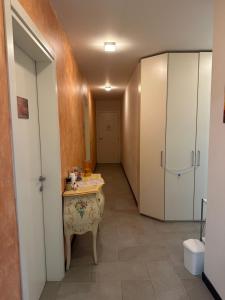 a hallway with a room with a table and cabinets at Affittacamere Mi Sueño, tranquillità nella natura in Martignacco