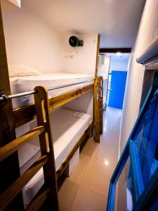 een kleine kamer met 2 stapelbedden bij The Blue House Hostel in Santa Marta