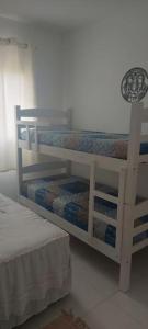 - une chambre avec 2 lits superposés dans l'établissement Ap. Condominio da Fé c/ Garagem e Ar Condicionado, à Cachoeira Paulista