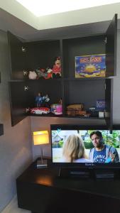 a flat screen tv sitting in a living room at Macrisbete 4 in Fátima