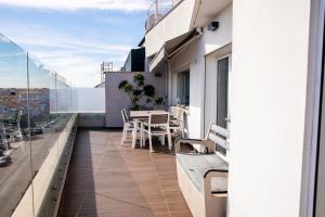 a balcony with a table and chairs on a building at CAS Living Fátima in Fátima