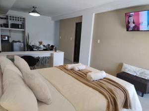 um quarto com uma cama com duas toalhas em Comodo Dpto con Balcon & wifi em Santiago del Estero