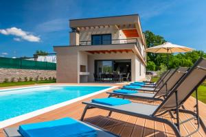 Villa con piscina y tumbonas en Luxury Villa Artsi with pool in Istria, en Svetvinčenat