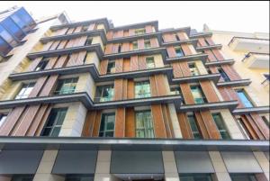 un edificio alto con muchas ventanas en Symphony 1 Bedroom Apartment in Solidere, en Beirut