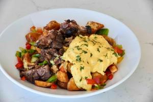 uma tigela branca de alimentos com carne e legumes em Detroit Marriott at the Renaissance Center em Detroit