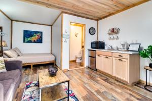 Oleskelutila majoituspaikassa Cozy Norfork Vacation Rental - Hike, Boat and Fish!