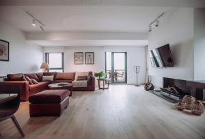 Televiisor ja/või meelelahutuskeskus majutusasutuses Gloom 3-BR Apt in Tilal Faqra