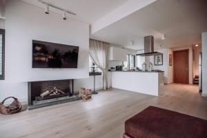 Televiisor ja/või meelelahutuskeskus majutusasutuses Gloom 3-BR Apt in Tilal Faqra