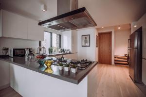 Köök või kööginurk majutusasutuses Gloom 3-BR Apt in Tilal Faqra