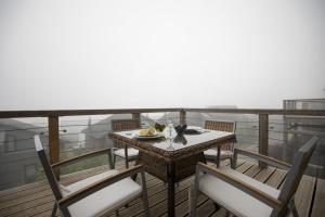 Rõdu või terrass majutusasutuses Gloom 3-BR Apt in Tilal Faqra