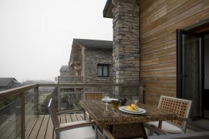 Rõdu või terrass majutusasutuses Gloom 3-BR Apt in Tilal Faqra