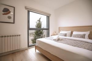 Voodi või voodid majutusasutuse Gloom 3-BR Apt in Tilal Faqra toas