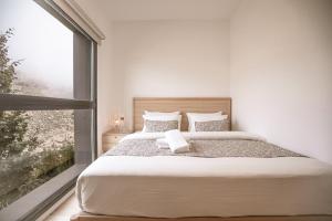 Voodi või voodid majutusasutuse Gloom 3-BR Apt in Tilal Faqra toas