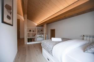 Voodi või voodid majutusasutuse Gloom 3-BR Apt in Tilal Faqra toas
