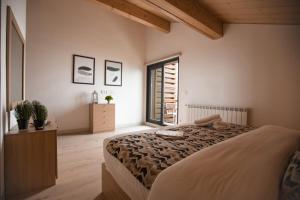 Voodi või voodid majutusasutuse Gloom 3-BR Apt in Tilal Faqra toas