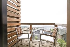 Rõdu või terrass majutusasutuses Gloom 3-BR Apt in Tilal Faqra