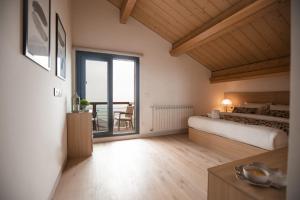 Voodi või voodid majutusasutuse Gloom 3-BR Apt in Tilal Faqra toas