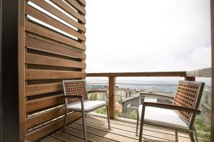 Rõdu või terrass majutusasutuses Gloom 3-BR Apt in Tilal Faqra