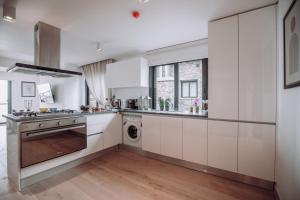 Köök või kööginurk majutusasutuses Gloom 3-BR Apt in Tilal Faqra