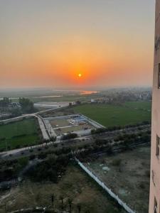eine Luftansicht einer Stadt bei Sonnenuntergang in der Unterkunft Friend's Place in Greater Noida