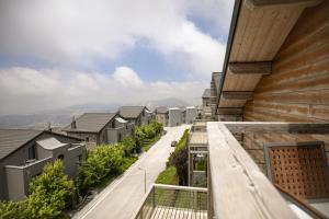 Rõdu või terrass majutusasutuses Gloom 3-BR Apt in Tilal Faqra