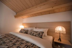 Voodi või voodid majutusasutuse Gloom 3-BR Apt in Tilal Faqra toas