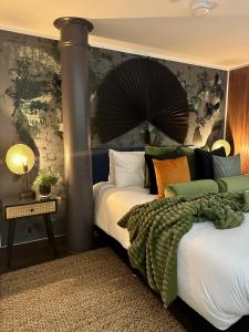 1 dormitorio con 2 camas y una pared con una pintura asiática en Suite4SerenityRWY Luxury Apartment with Sea view with free parking en Plymouth