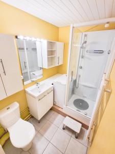 La salle de bains est pourvue d'un lavabo et d'une douche. dans l'établissement T2 Mer 50m - Clim YourHostHelper, à Bormes-les-Mimosas