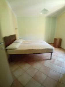 uma cama num quarto com em Luxury suite la Grotta del Vento em Gallicano
