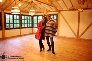 Dos mujeres bailan en una habitación en The Legends , Art & Forest en Gabrovo