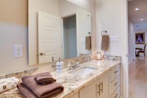 a bathroom with a sink and a large mirror at Brownsville Home 8 Mi to Gladys Porter Zoo in Brownsville
