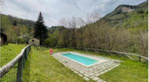 una piscina en un campo junto a una valla en Casa Vacanza La Grotta, en Gallicano