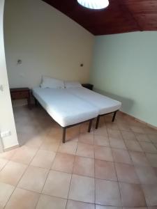 - un lit dans l'angle de la chambre dans l'établissement Casa Vacanza La Grotta, à Gallicano