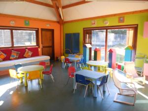 une salle de classe avec des tables et des chaises dans l'établissement VVF Sud Aveyron, à Brusque