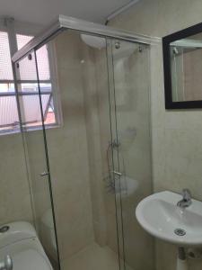 een badkamer met een douche, een toilet en een wastafel bij Habitación privada tipo hotel, Baño, TV y WiFi. in Bogota