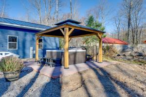 einen Pavillon mit Whirlpool vor einem Haus in der Unterkunft Welcoming Townsend Cabin Hike, Fish and Relax! 