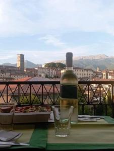 una botella de vino sentada en una mesa con una copa en Orchidee apartment en Rieti