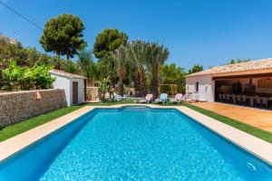 Basen w obiekcie Villa Joan - PlusHolidays lub w pobliżu