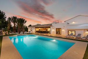 Basen w obiekcie Villa Joan - PlusHolidays lub w pobliżu