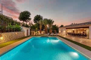 Basen w obiekcie Villa Joan - PlusHolidays lub w pobliżu