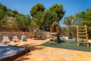 Plac zabaw dla dzieci w obiekcie Villa Joan - PlusHolidays