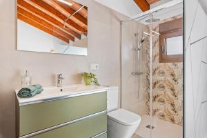 łazienka z toaletą, umywalką i prysznicem w obiekcie Villa Joan - PlusHolidays w mieście Calpe