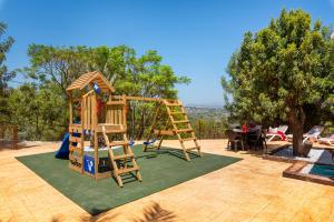 Plac zabaw dla dzieci w obiekcie Villa Joan - PlusHolidays