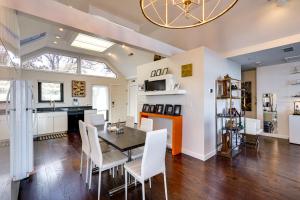 Η κουζίνα ή μικρή κουζίνα στο Boat Slip and Water Views Lake Ozark Condo