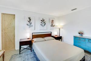 ein Schlafzimmer mit einem großen Bett und einer blauen Kommode in der Unterkunft Boho Villa 10 mins from Siesta in Sarasota
