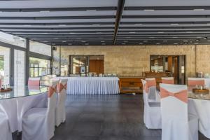 Restoran või mõni muu söögikoht majutusasutuses Hotel Pharos