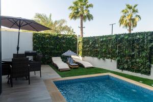 Bazén v ubytování Luxury Villas with Beach Access by VB Homes nebo v jeho okolí