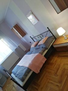 1 dormitorio con 1 litera en una habitación en Fitt Vendégház, en Sümeg